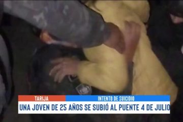 UNA JOVEN DE 25 AÑOS SE SUBIÓ AL PUENTE 4 DE JULIO